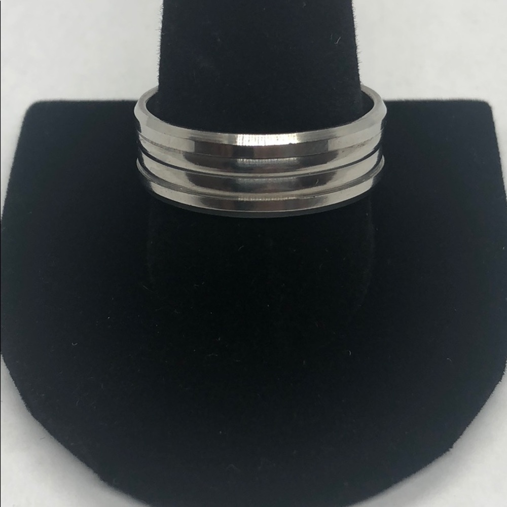 Men’s ring.